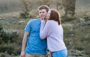 Ilustrasi pasangan, ciuman, kecupan. (Photo by Sincerely Media on Unsplash)