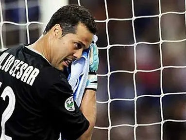 Kiper Inter Milan, Julio Cesar plays berlaga dalam lanjutan Serie A menghadapi Siena di San Siro, Milan 17 Mei 2009. AFP PHOTO/Filippo MONTEFORTE