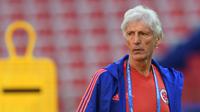 Pelatih Kolombia Jose Pekerman melihat para pemainnya berlatih di Stadion Spartak di Moskow, Rusia(2/7). Kolombia akan bertanding melawan Inggris pada babak 16 besar Piala Dunia 2018. (AFP Photo/Francisco Leong)