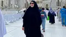 Mengenakan gamis dan hijab berwarna hitam, Meggy Wulandari tampak sangat cantik dan anggun. Banyak tempat bersejarah peninggalan Rasulullah yang juga dikunjungi oleh mantan istri Kiwil tersebut.
(Liputan6.com/IG/@meggywulandari_real)