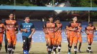 Wajah-wajah baru menghiasi Persiraja pada latihan perdana di Stadion H. Dimurthala, Banda Aceh, Selasa (25/5). (Bola.com/Gatot Susetyo)
