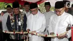 Ketua Dewan Komisioner OJK Wimboh Santoso (kedua kanan), Chief of Corporate Affairs PT Astra Tbk Pongki Pamungkas dan Gubernur Kalimantan Selatan, Sahbirin Noor memotong pita pada peresmian Bank Wakaf Mikro Al Hijrah Cindai Alus di Martapura, Kalsel, Jumat (1/11/2019). (Liputan6.com/HO/Hendi)