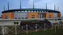 Tenda lapangan milik kepolisian didirikan di sekitar Stadion Pakansari, Kab Bogor, Jumat (10/3). Stadion Pakansari akan menjadi lokasi laga final Piala Presiden 2017 antara PBFC dan Arema FC pada Minggu (12/3). (Liputan6.com/Helmi Fithriansyah)