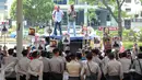 Petugas kepolisian berjaga-jaga saat aksi massa di depan Gedung KPK, Jakarta, Senin (4/1/2016). Mereka menuntut KPK untuk mengusut tuntas aliran dana bansos yang diberikan Gatot Pujo Nugroho kepada sejumlah pihak. (Liputan6.com/Helmi Afandi)