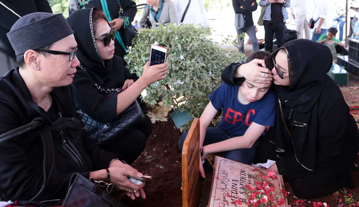 Setelah selesai di salatkan usai salat Jumat, ibunda Jane Shalimar, Isye Faizah langsung dibawa ke peristirahatan terakhirnya di TPU Karet Bivak, Jakarta, Jumat (25/8). Tidak tampak Jane saat peroses pemakaman hingga selesai. (Deki Prayoga/Bintang.com)