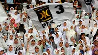 Bendera PKS terus dikibarkan oleh para kader selama berlangsungnya Kampanye Akbar PKS di Stadion GBK Jakarta (Liputan6.com/Helmi Fithriansyah) 