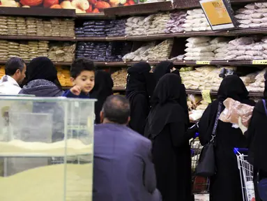 Warga Yaman berbelanja di supermarket menjelang bulan suci Ramadhan yang akan datang, di ibu kota Sanaa pada 30 Maret 2022. Bulan Ramadhan adalah bulan suci yang paling dinantikan umat Islam seluruh dunia. (MOHAMMED HUWAIS / AFP)