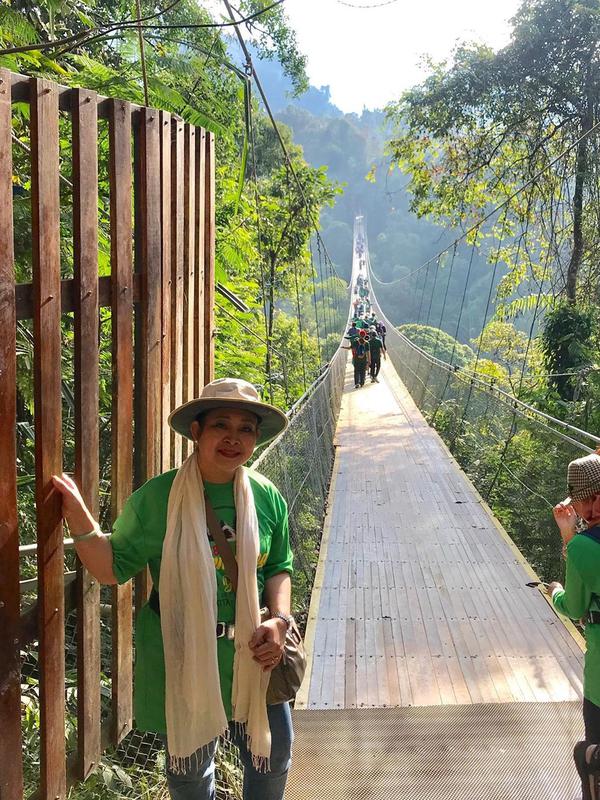 Titiek Soeharto berada di Jembatan Gantung Situgunung, Sukabumi, Jawa Barat (Dok.Instagram/@titieksoeharto/https://www.instagram.com/p/B2b9AfOj5lo/Komarudin)