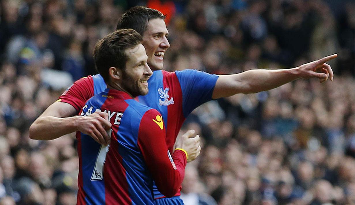 Pemain Crystal Palace, Martin Kelly, merayakan gol yang dicetaknya ke gawang Tottenham. Gol dari pemain berposisi bek sayap itu tercipta pada injury time babak pertama melalui umpan Wilfred Zaha. (Reuters/Andrew Couldridge)