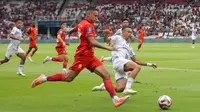 Pemain Persija Jakarta, Bruno Tubarao berusaha melepaskan tembakan dibayangi pemain Persijap dalam laga lanjutan BRI Super League 2025/2026 di Stadion Utama Gelora Bung Karno (SUGBK), Senayan, Jakarta, Sabtu (03/01/2025). (Bola.com/Abdul Aziz)