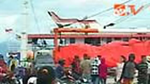 Dua Kapal Buru-buru Merapat ke Pelabuhan