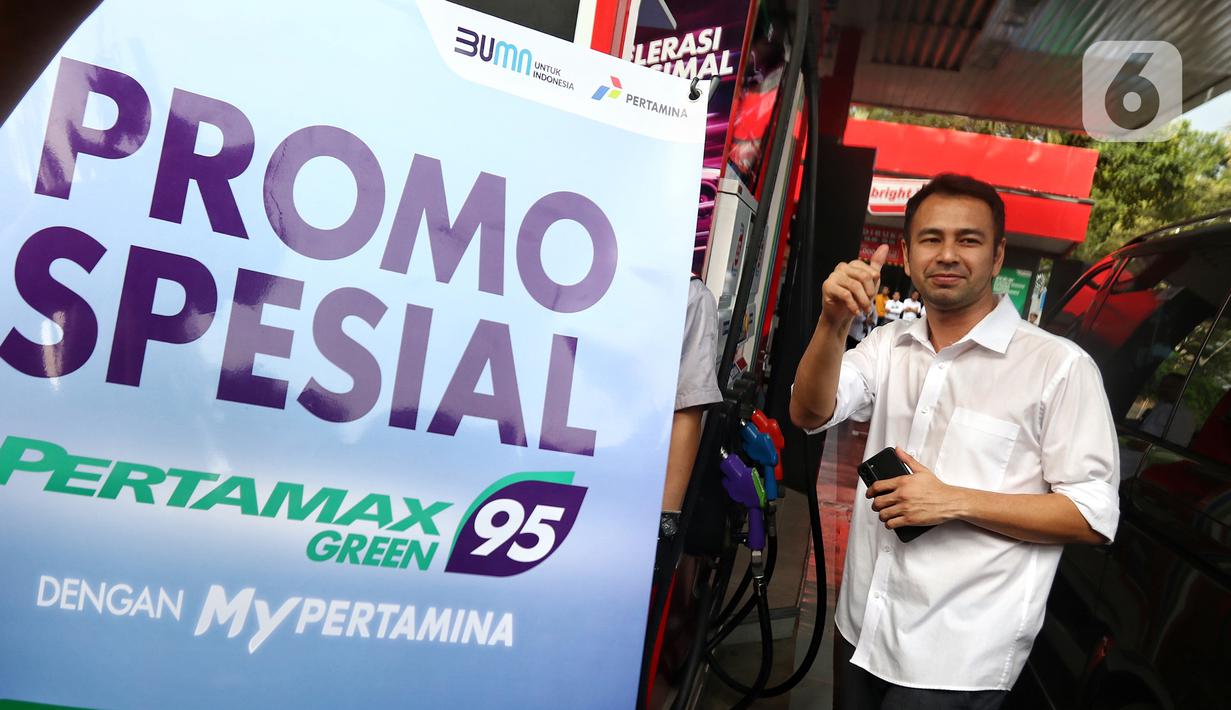 Raffi  Imengisi BBM Pertamax Green 95 untuk mobilnya yang berwarna hitam. (Liputan6.com/Angga Yuniar)