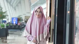 Anisa yang sekarang sering diundang mengisi acara-acara islami ini tampak anggun dengan busana muslim bernuansa pink. (Liputan6.com/IG/@anisarahma_12)