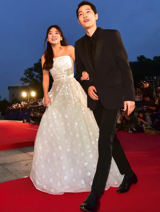 Song Joong Ki dan Song Hye Kyo berjalan di karpet merah ajang penghargaan The 52nd Baeksang Art Awards di Seoul, 3 Juni 2016. Rencana pernikahan dua bintang Korea Selatan itu memuncaki trending topic dengan Tagar Song Song Couple. (JUNG YEON-JE/AFP)