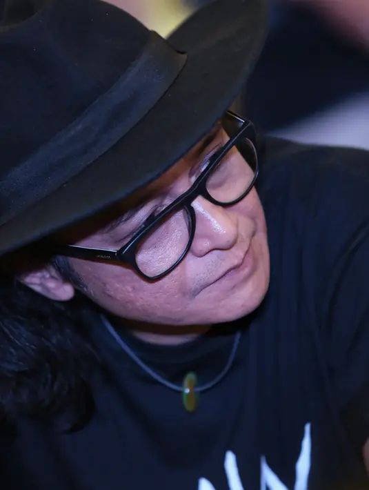 "Saya memerankan Dewa Tuak. Yang pasti tua, bungkuk di punggungnya, minum tuak terus. Seorang yang berusia 80 tahun yang mendidik murid jadi seorang pendekar,” jelasnya. (Adrian Putra/Bintang.com)