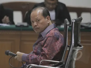 Terdakwa Sutan Bhatoegana terdakwa kasus gratifikasi pembahasaan penetapan APBN-P 2013 Kementerian ESDM, menjalani sidang dakwaan perdana di Pengadilan Tindak Pidana Korupsi (Tipikor), Jakarta, Kamis (16/04/2015). (Liputan6.com/Andrian M Tunay)