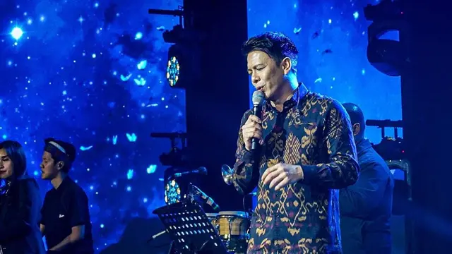 Jadi Momen Langka, Ini Potret Gagah Ariel NOAH Manggung Pakai Batik