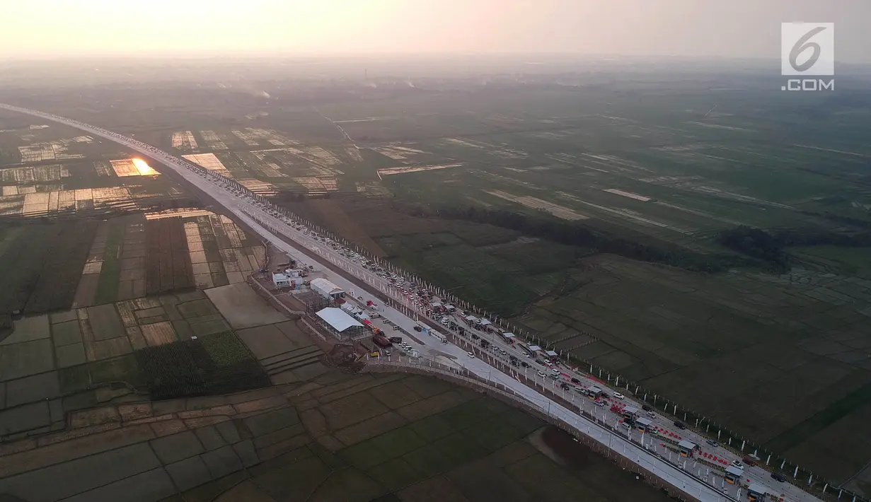 Foto udara antrean kendaraan pemudik di jalur tol fungsional GT Kertasari, Tegal, Minggu (10/6). Memasuki H-5 lebaran GT Kertasari mulai dipadati kendaraan pemudik dari arah Jakarta. (Liputan6.com/Arya Manggala)