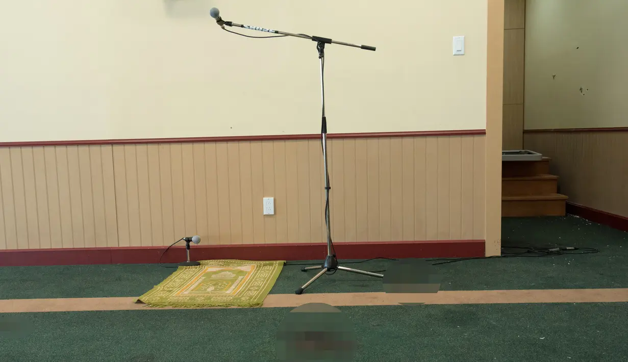 Bercak darah di ruang salat utama di Masjid Quebec, Kanada (1/2). Diketahui pelaku penembakan bernama Alexandre Bissonnette, seorang mahasiswa ilmu politik di Universitas Laval. (AFP Photo/Alice Chiche)