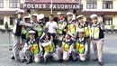 Pria bernama Polisi (Kemeja putih) berpose dengan anggota kepolisian di halaman Polres Pasuruan (21/11). Remaja 22 tahun asal Dusun Pengarengan, Pasuruan, mulai bekerja di Mapolres Pasuruan, Senin (20/11/2017) pagi. (AFP Photo)