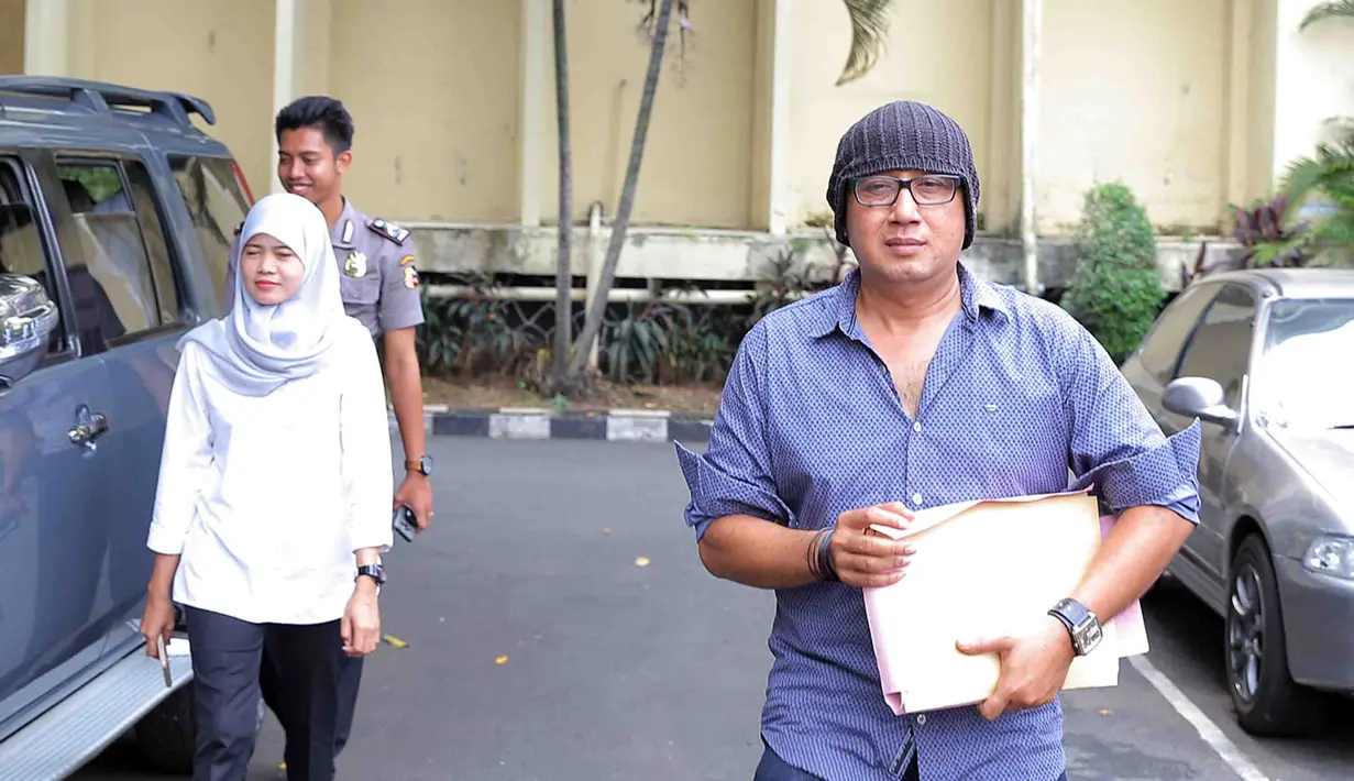 Salah satu diantara yang di laporkan adalah perwira. Bahkan menurut mantan suami Dea Mirella itu angka miliaran itu adalah angka minimumnya. (Deki Prayoga/Bintang.com)