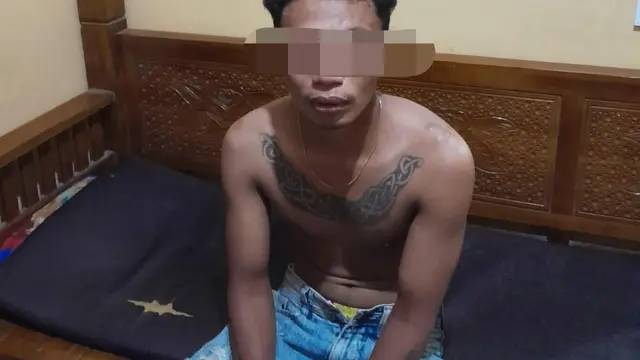 Polisi menangkap pemuda asal Sukolilo, Pati, yang diduga membakar rumah orang tuanya. (Liputan6.com/Arief)