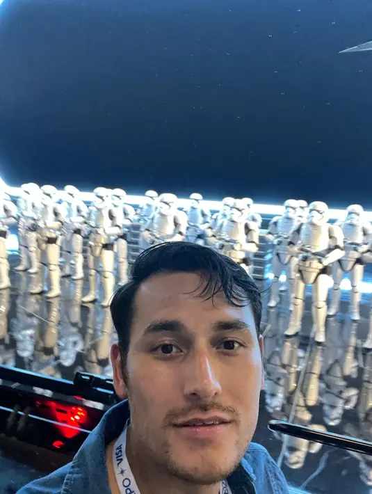 Arifin Putra menonton film-film Star Wars sejak kecil. Ia termasuk generasi yang mulai menonton dari episode 4 sampai 6 dan setelah itu baru lihat episode 1 hingga 3. “Jadi Chewie sudah menjadi ‘sahabat’ saya sejak lama. Jadi begitu saya lihat Chewie saya sempat mati gaya. Kayak syok saja melihat Chewie secara nyata,” ia berbagi cerita. (Foto: Dok. Koleksi Pribadi Arifin Putra)