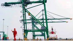 Aktivitas bongkar muat peti kemas di Pelabuhan Tanjung Priok, Jakarta, Rabu (31/10). Fasilitas PSF merupakan skema pembiayaan yang disediakan untuk pengguna jasa kepelabuhanan. (Liputan6.com/Immanuel Antonius)