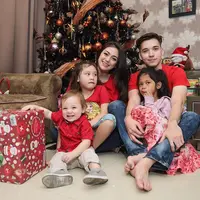 Stefan William asuh anak (Sumber: Instagram/stefanwilliam)