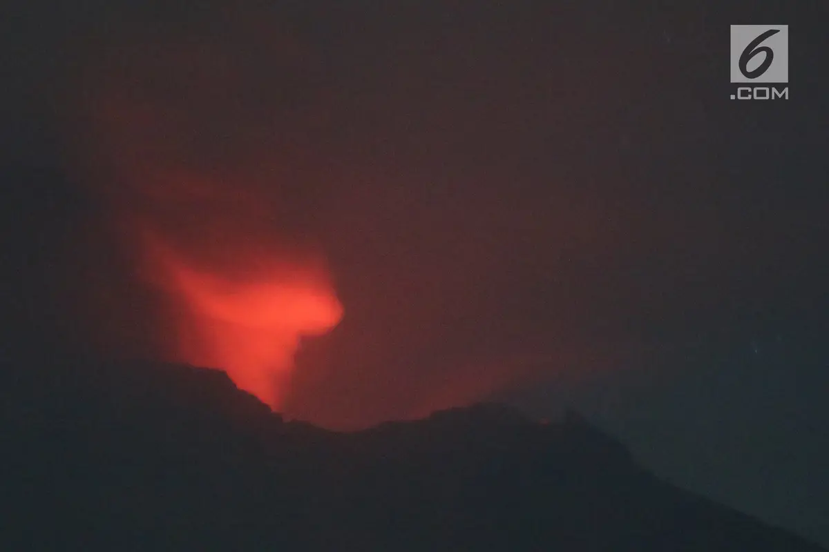 Sinar Api di Puncak Gunung Agung