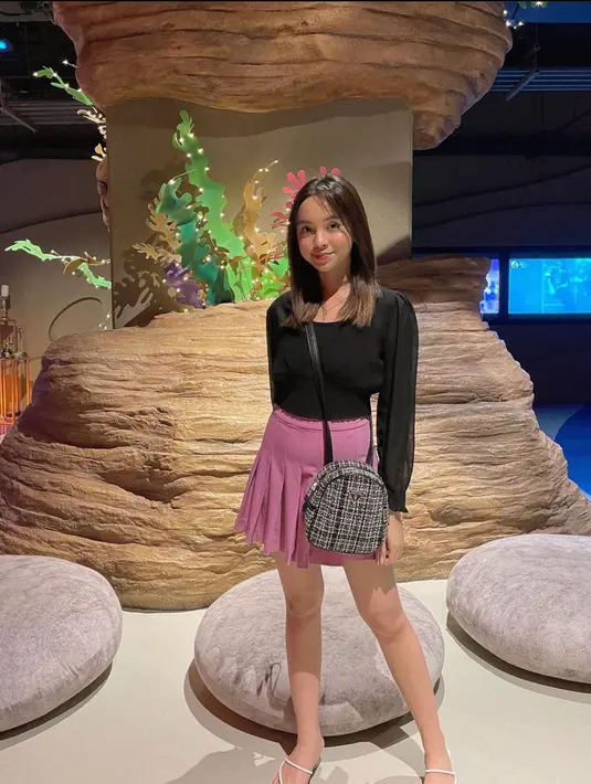 <p>Short skirt berwarna pink akan membuatmu tampil girly dan modis, lho.&nbsp;(instagram/lyodraofficial)</p>