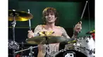 Walaupun hidroliknya mati, Tommy Lee tetap melanjutkan permainan drum selama beberapa menit sambil terbalik.