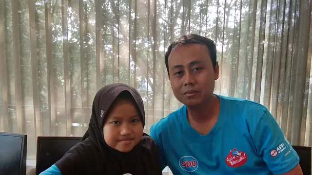 Juara II Festival Penulis Cilik, Alfia Kirana Maheswari bersama pamannya, Zaenuri (Liputan6.com/Giovani Dio Prasasti)