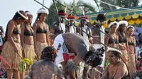 Penduduk suku Asmat membuat api menggunakan seutas tali yang terbuat dari kulit kayu, saat budaya Festival Danau Sentani, di kawasan wisata Kalkhote, Distrik Sentani Timur, Kabupaten Papua. (Antara)