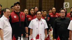 Menteri Pemuda dan Olahraga Republik Indonesia (Menpora RI) Dito Ariotedjo (kedua kiri) bersama Ketua Umum Pengurus Pusat Persatuan Bola Voli Seluruh Indonesia (PBVSI) Imam Sudjarwo (tengah) beserta jajaran pengurus PBVSI saat menghadiri acara penyambutan Timnas Voli SEA Games Kamboja serta perkenalan Pengurus Pusat PBVSI masa bakti 2023-2027 di Jakarta, Rabu (24/5/2023). (Liputan6.com/Johan Tallo)
