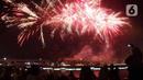 Warga menyaksikan pesta kembang api saat perayaan malam puncak Tahun Baru 2023 di Danau Archipelago, Taman Mini Indonesia Indah (TMII), Jakarta, Minggu (1/1/2023). Sebelumnya, Pemprov DKI Jakarta menunjuk TMII untuk menjadi pusat perayaan tahun baru 2023 di Jakarta. (Liputan6.com/Herman Zakharia)