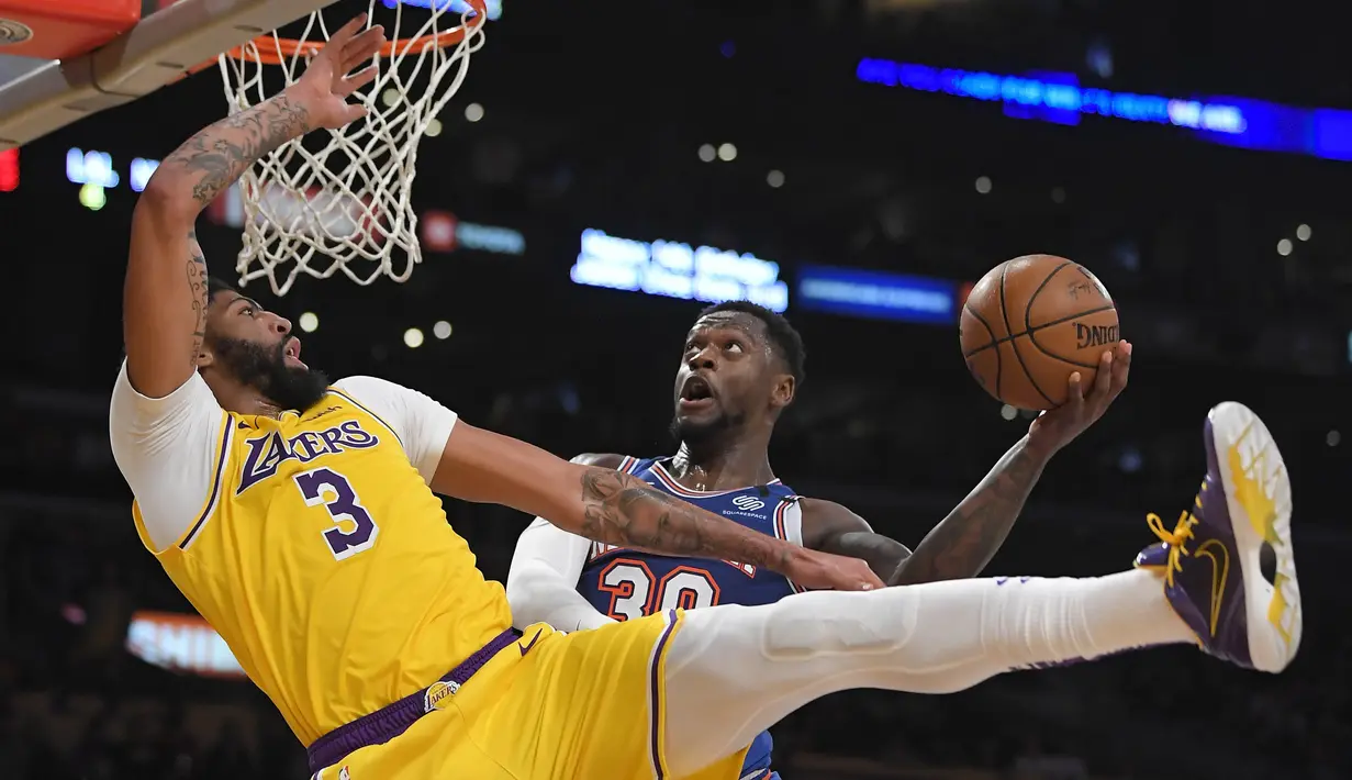 Pebasket New York Knicks, Julius Randle, memasukkan bola saat melawan Los Angeles Lakers pada laga NBA di Staples Center, Rabu (8/1/2020). LA Lakers  menang 117-87 atas Knicks. (AP/Mark J. Terrill)