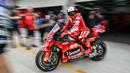 Pembalap Ducati Lenovo, Marc Marquez keluar dari pit dalam tes pramusim MotoGP 2025 di Sirkuit Sepang, Malaysia, Rabu (05/02/2025). (AFP/ Mohd Rasfan)