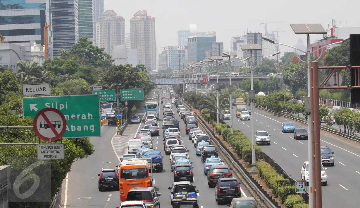 Ratusan antrian kendaraan mengalami kemacetan saat melintas di jalan tol Jakarta, Rabu (30/9/2015). Jasa Marga mencatat volume kendaraan yang melewati seluruh ruas jalan tol yang dikelola BUMN Tol ini mengalami peningkatan. (Liputan6.com/Angga Yuniar)