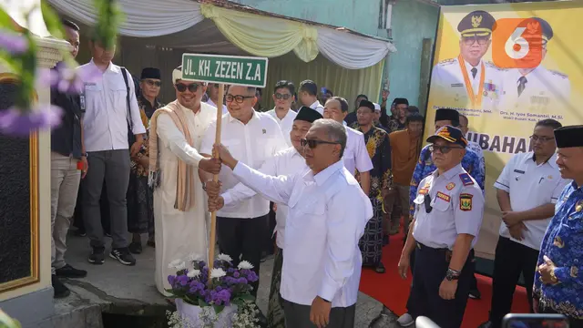 Bupati Sukabumi Marwan Hamami saat meresmikan pergantian nama jalan penunjang wisata Pondok Halimun, menjadi Jalan KH Zezen Zainal Abidin BA (Liputan6.com/Istimewa).