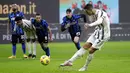 Striker Juventus, Cristiano Ronaldo, mencetak gol ke gawang Inter Milan pada laga Coppa Italia di Stadion Giuseppe Meazza, Selasa (2/2/2021). Juventus menang dengan skor 2-1. (AP/Luca Bruno)