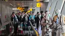 Sebanyak 380 orang calon jemaah haji (termasuk petugas) asal Kabupaten Probolinggo menjadi rombongan pertama yang berangkat ke Tanah Suci. Tampak dalam foto, jemaah haji Indonesia berjalan menuju gerbang keberangkatan Bandara Internasional Juanda, Sidoarjo, Jawa Timur, Rabu 22 April 2026. (JUNI KRISWANTO/AFP)