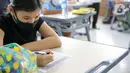 Siswa mengikuti kegiatan belajar metode blended learning (sistem pembelajaran campuran) di Lycee Francais De School, Jakarta, Jumat (28/5/2021). Sekolah ini menerapkan sistem pembelajaran tatap muka dengan daring agar ruang kelas hanya diisi 50 persen kapasitas siswa. (Liputan6.com/Faizal Fanani)