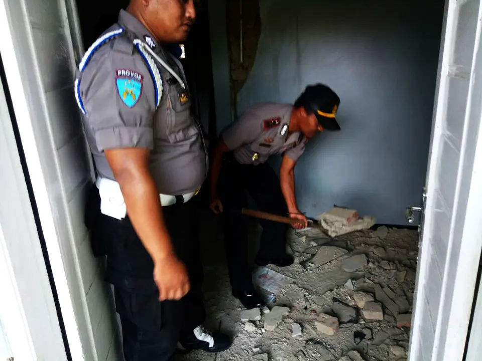 Polisi membantu warga Kabupaten Tasikmalaya, Jabar, membersihkan puing tembok rumah yang runtuh akibat gempa bumi 5,4 SR. (Foto: Istimewa/Polda Jabar/Arie Nugraha)