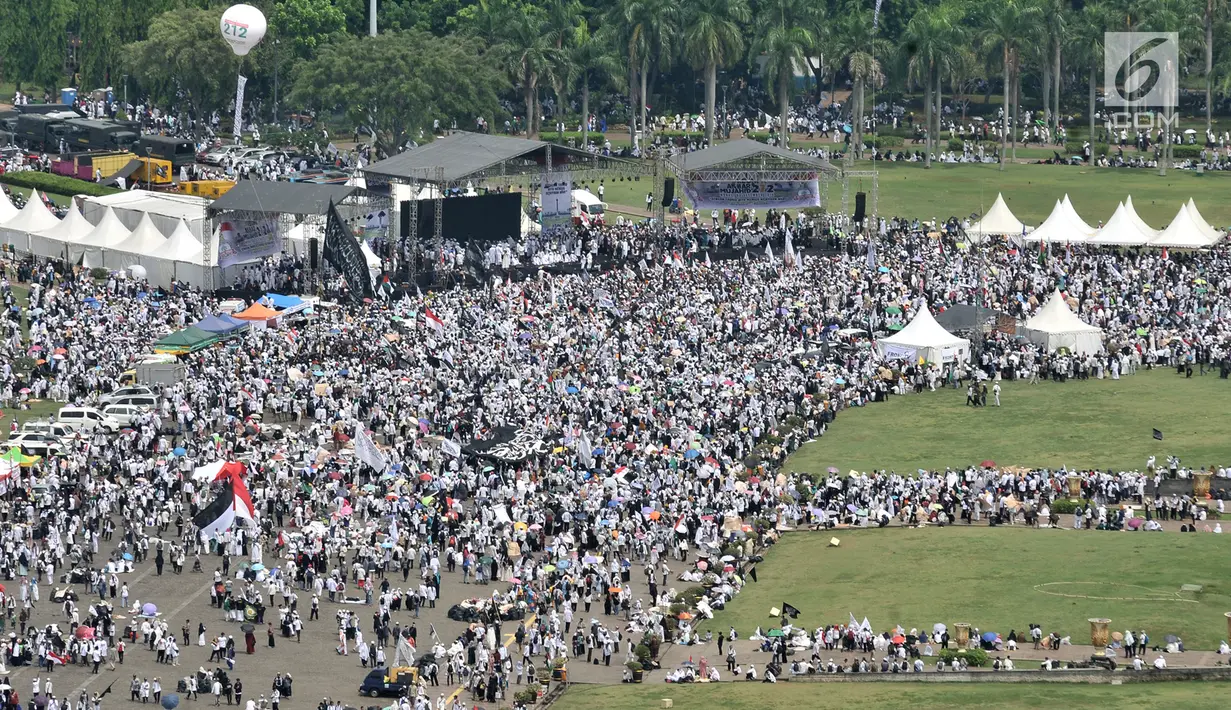 Umat muslim mengikuti aksi reuni 212 di Lapangan Monas, Jakarta, Minggu (2/12). Penyelenggaraan reuni ini merupakan kali kedua setelah juga dilakukan pada 2017. (Merdeka.com/Iqbal S. Nugroho)