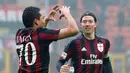  Carlos Bacca (kiri) menyumbang satu gol untuk AC milan saat melawan CFC Genoa pada lanjutan Liga Italia Serie A pekan ke-25 di Stadion  San Siro, Milan, Minggu (14/2/2016) WIB.  (EPA/Matteo Bazzi)