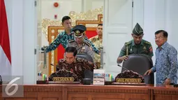 Presiden Joko Widodo didampingi Wakil Presiden Jusuf Kalla tiba untuk memimpin rapat terbatas di Kantor Presiden, Jakarta, Jumat (11/12). Rapat membahas persiapan penyelenggaraan Asian Games XVIII tahun 2018. (Liputan6.com/Faizal Fanani)