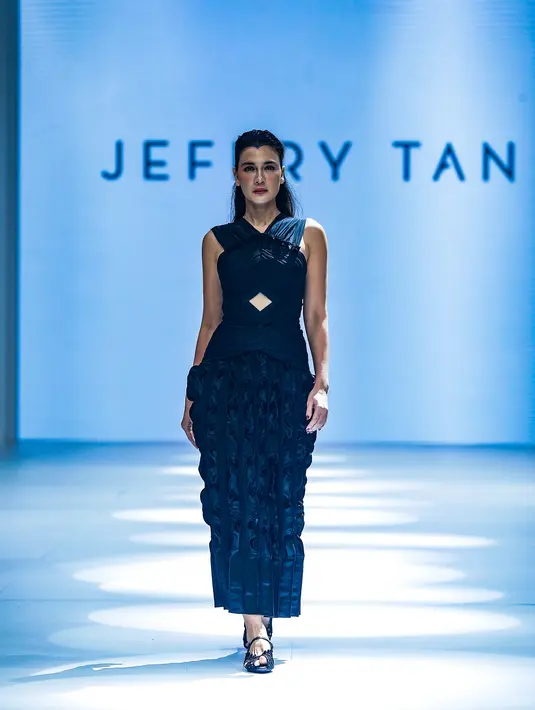 Luna Maya mengenakan gaun sleeveless dengan detail cutout di bagian depan. [dok. jfw2023]