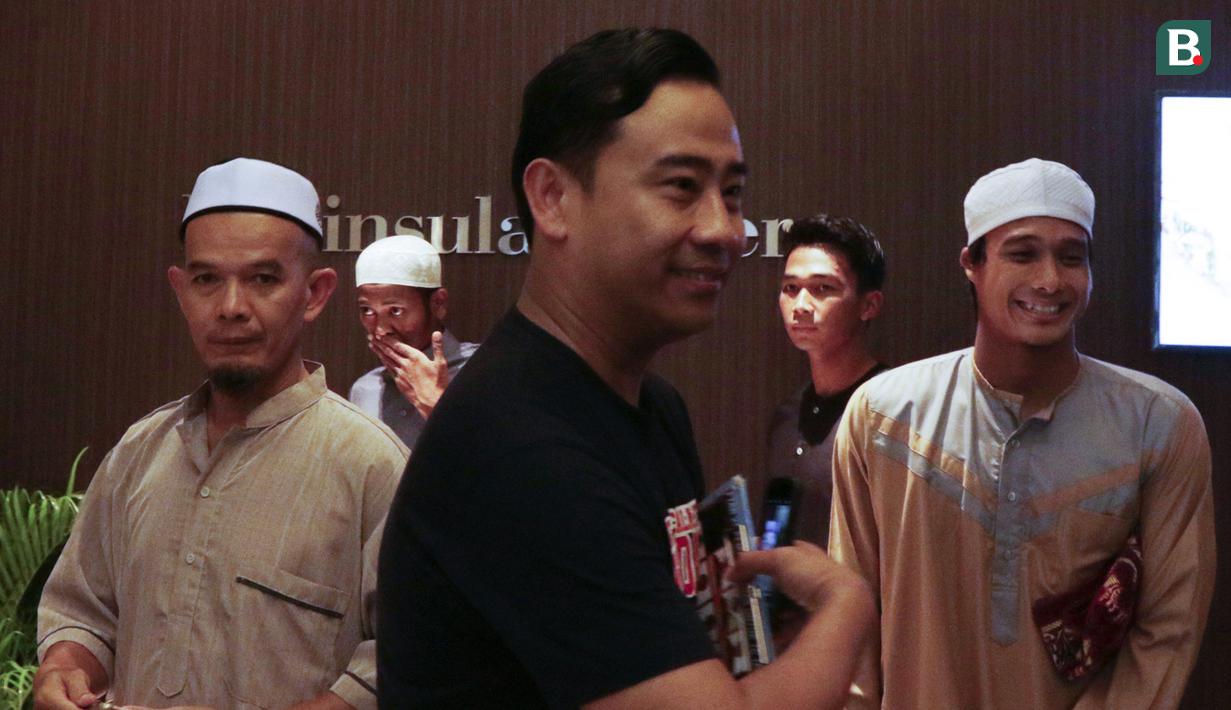 Pemain Timnas Indonesia menemui sejumlah fans asal Singapura di Hotel Peninsula, Singapura, Jumat (9/11). Indonesia akan melawan Singapura pada laga Piala AFF 2018. (Bola.com/M. Iqbal Ichsan)
