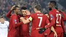 Gelandang Liverpool, Georginio Wijnaldum (kiri) berselebrasi dengan rekan-rekannya usai mencetak gol ke gawang KRC Genk pada pertandingan lanjutan Grup E Liga Champions di Stadion Anfield, Inggris (5/11/2019). Liverpool menang tipis 2-1 atas Genk. (AP Photo/Jon Super)